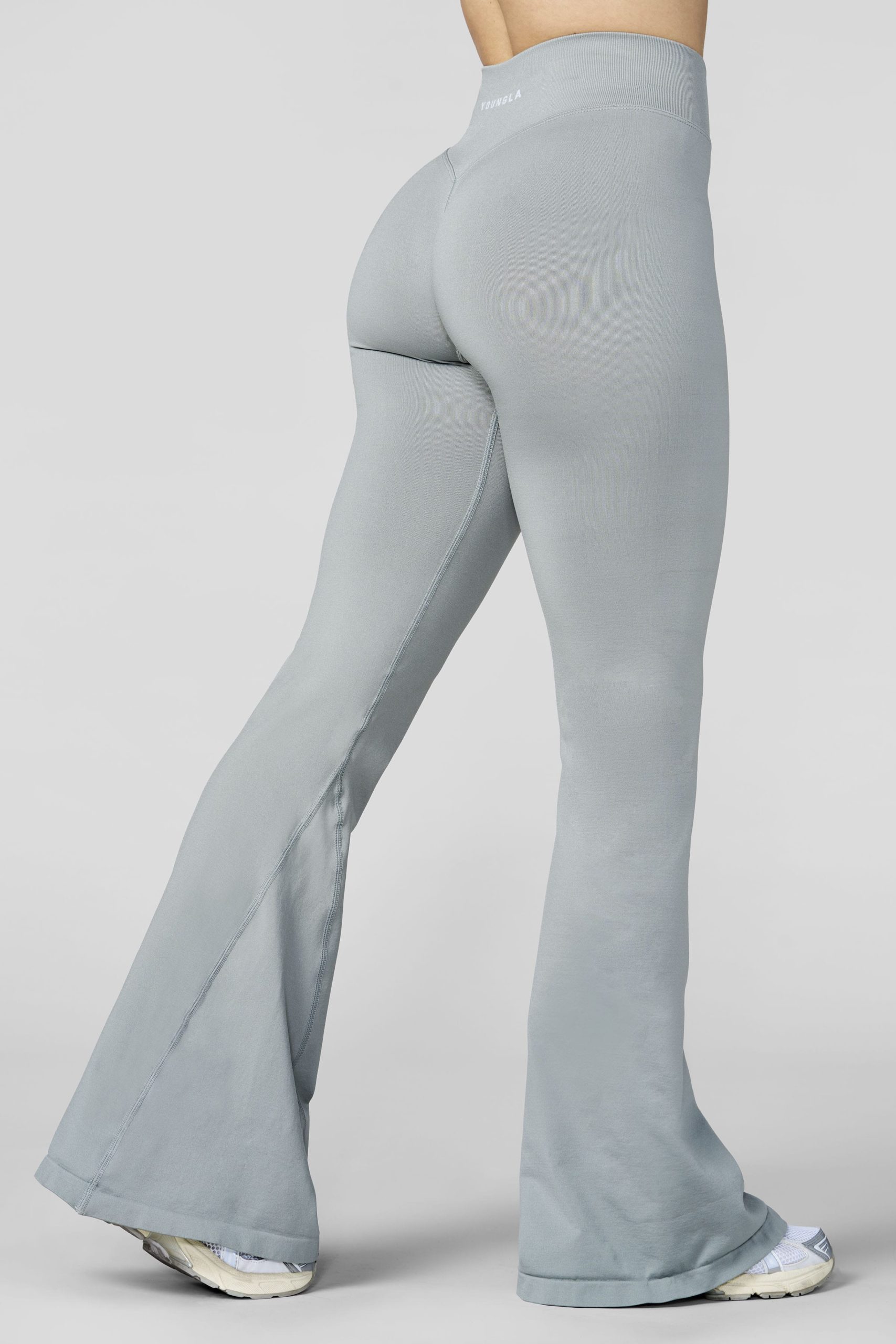 W2206 - Curve Seamless Flare Leggings (Reg) - Image 7